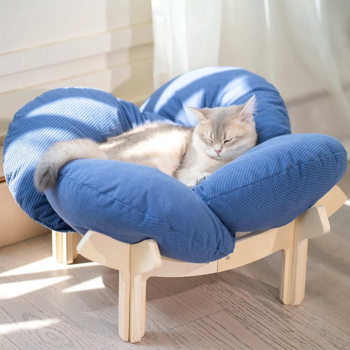 Premium Elevated Pet Lounge – Modern Petal-Design Wooden Bed for Cats & Small Dogs